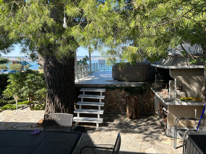 Food & Drinks 5, Beach House - 2m From Beach, Starigrad