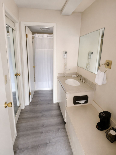 Bathroom 4, Continental Inn, Cheboygan