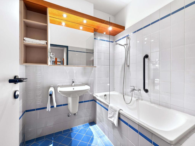 Bathroom 4, B&B HOTEL Linz City-Ost, Linz