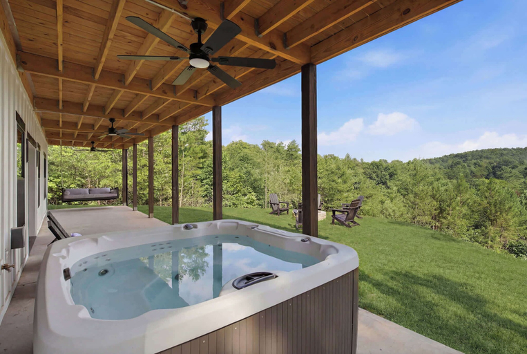 Outdoor spa tub, The Lodge at Walnut Peak, Fannin