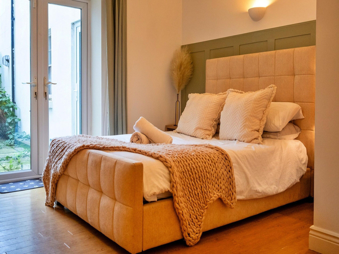 Room 3, Elegant Apartment in Regency Cheltenham, Gloucestershire