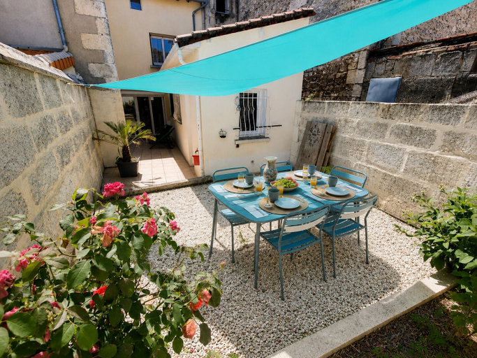 Others 5, Maison de Ville Confortable Avec Cour Intérieure, Charente