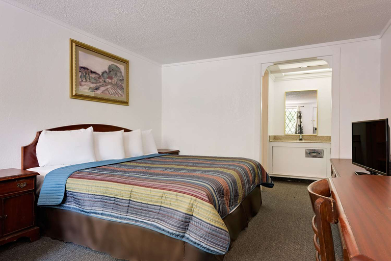 Bedroom 4, Knights Inn Macedonia, Summit
