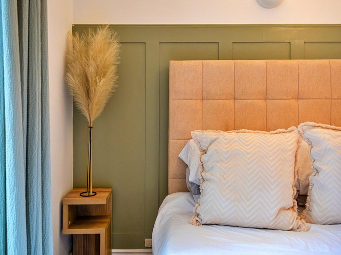 Room 2, Elegant Apartment in Regency Cheltenham, Gloucestershire