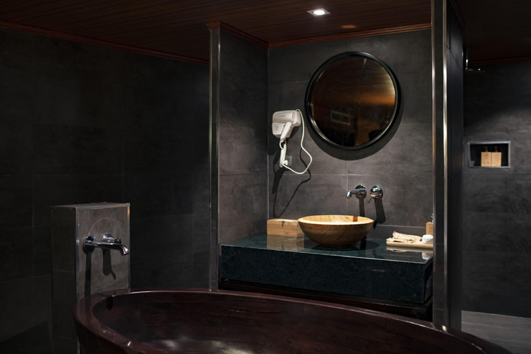Bathroom, Scarlet Pearl Cruises, Hạ Long