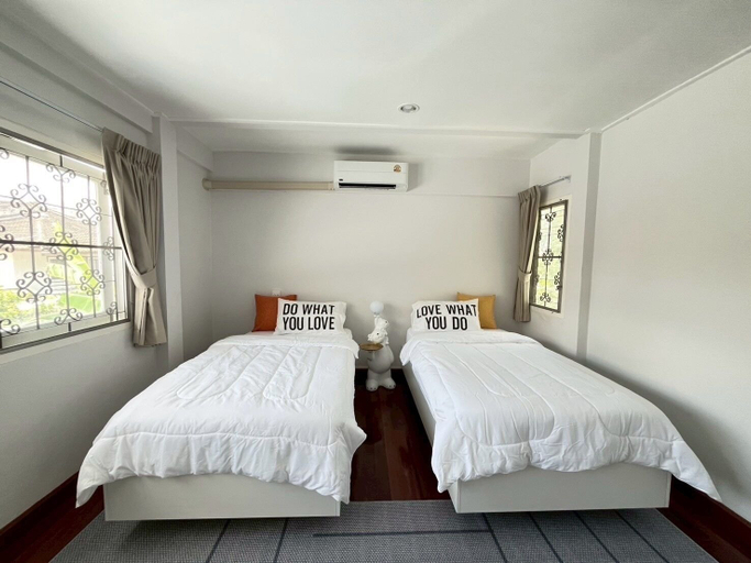 Room 3, Near Airport Rooms 2800 1800 300, Suan Luang