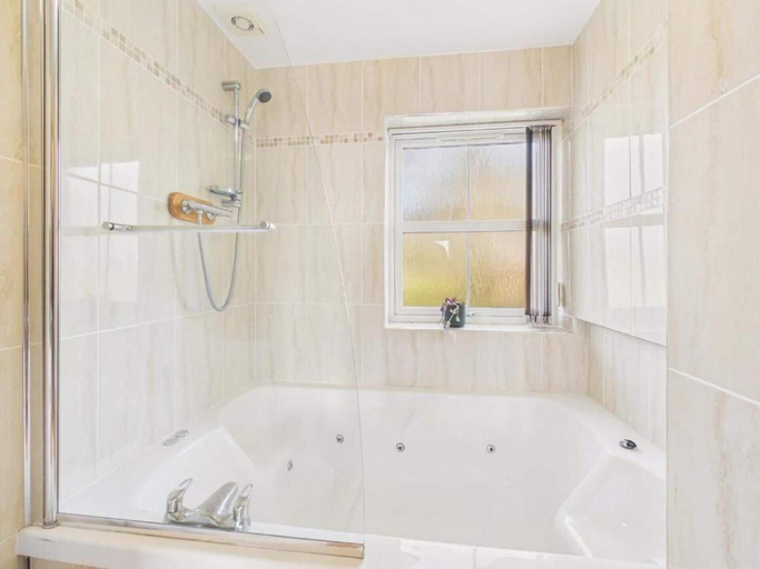 Bathroom 2, Apartment Sleeps 4 Enclosed Garden Pets Welcome, Cornwall
