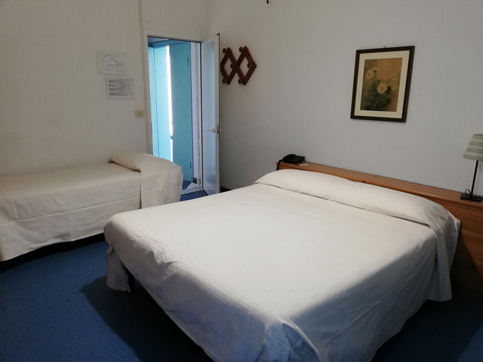 Bedroom 3, Hotel Caprice, Massa Carrara