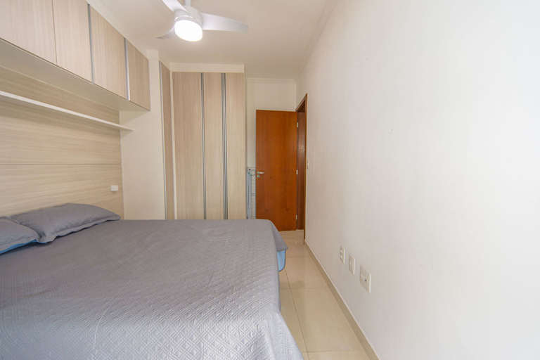 Room 5, Apto com Varanda e Churrasqueira a 100m da Orla, Praia Grande