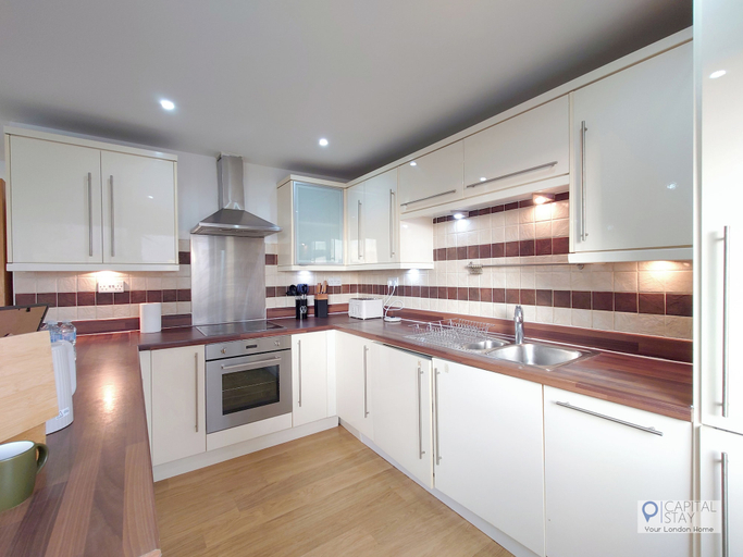 Private kitchen 3, Elegant Two Bedroom Apartment, London