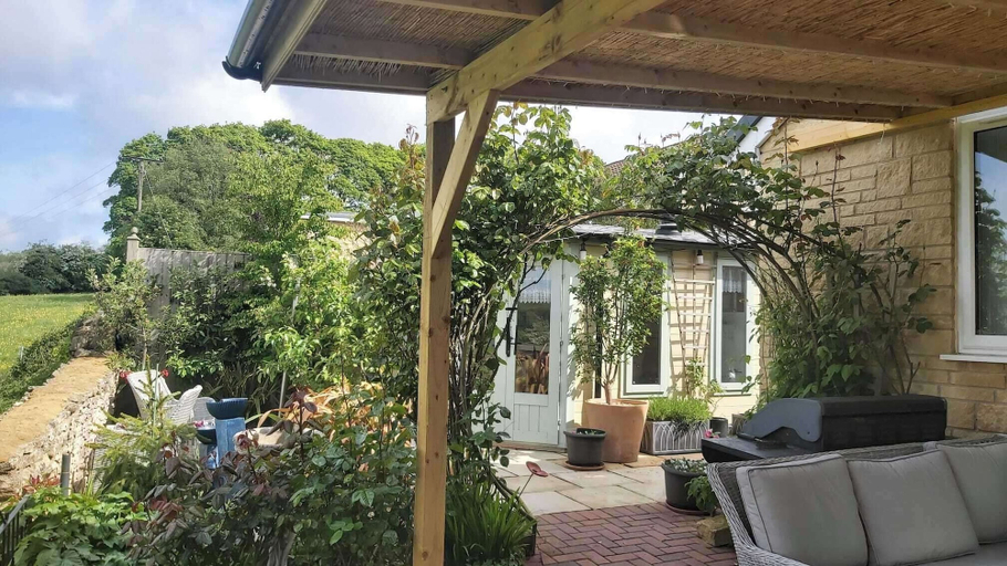 Terrace/patio 3, Sleeps6-garden-summerhouse-cotswolds-bungalow, Gloucestershire