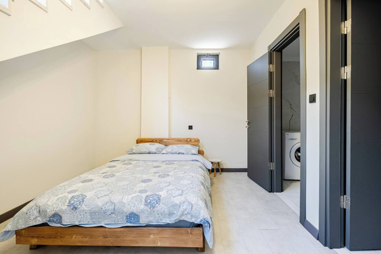 Room 3, 4-deluxe Villa With Heated Private Pool, Gebze