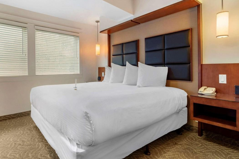 Bedroom 2, Hotel Penticton, Ascend Hotel Collection, Okanagan-Similkameen