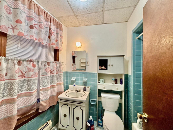 Bathroom 3, Motel Casa Penn, Newark