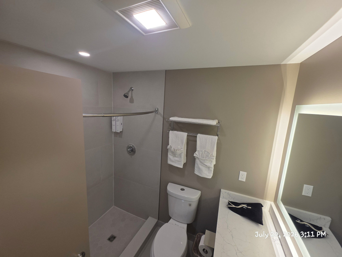 Bathroom 3, Red Roof Inn Sutton, Worcester