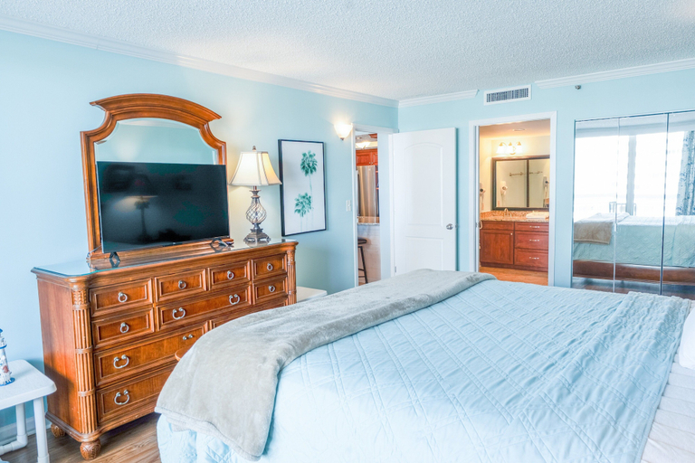 Room 4, 705 S Hampton Oceanview Retreat With Balcony 2 Bedroom Condo, Horry