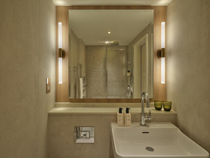 Bathroom 4, The Imperial, London