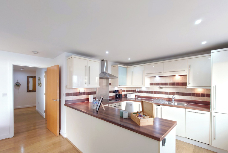 Private kitchen 2, Elegant Two Bedroom Apartment, London