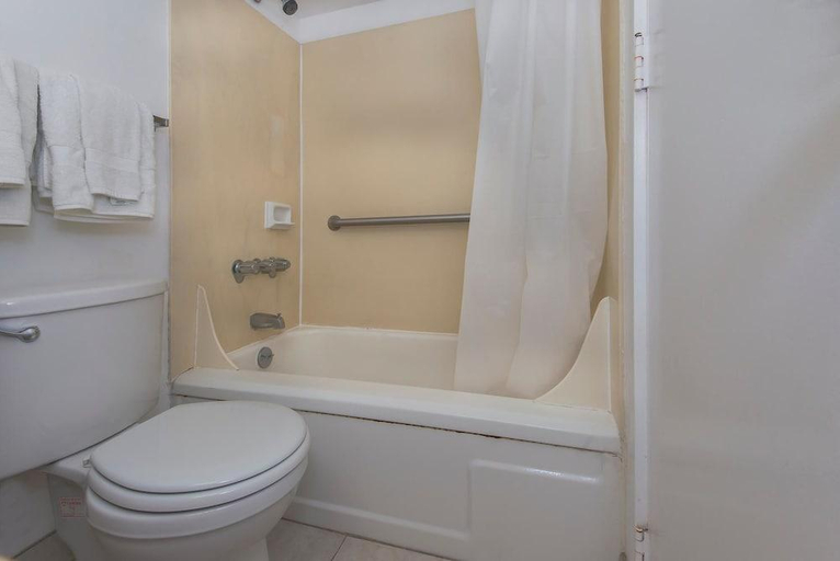 Bathroom, Island Colony by Hawaii Ocean Club, Honolulu