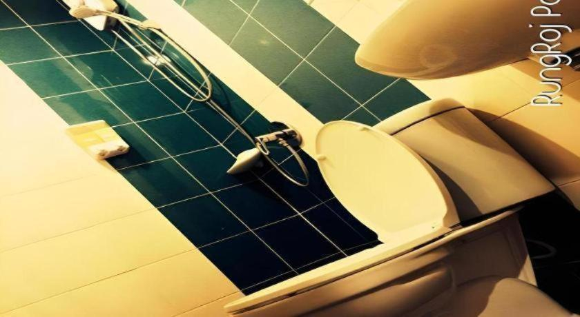 Bathroom, RungRoj Panich Hotel, Muang Chon Buri