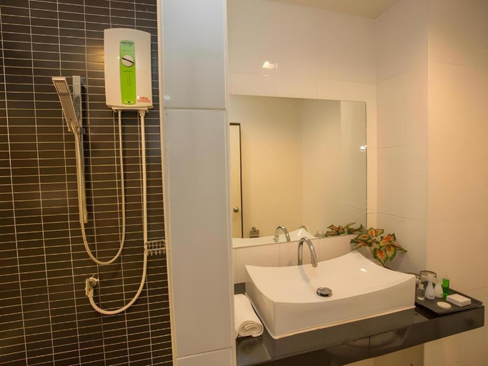 Bathroom 4, OYO R-con Sea Terrace, Pattaya