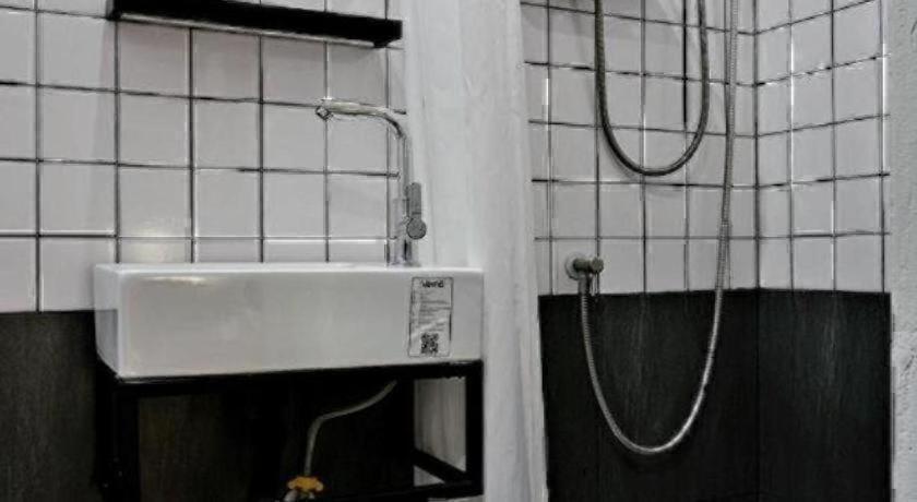 Bathroom 4, Sirichai Design Hotel, Kantrang