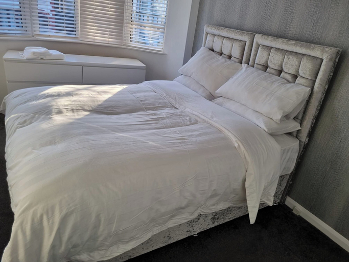 Room 4, Modern 3BD House W/smarttv & Free Parking!, London