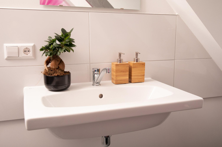 Bathroom 3, House of Tulips, Hillegom