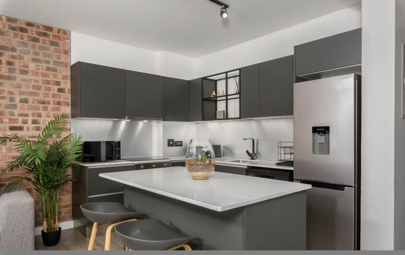 Room 4, Stylish 1 Bed Secure Spacious Mountain Views, City of Cape Town