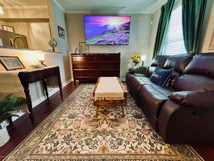 Room 5, Gorgeous Condo Across From Vet School, Lee