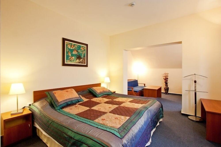 Others 4, Hotel Cheap, Stolichna
