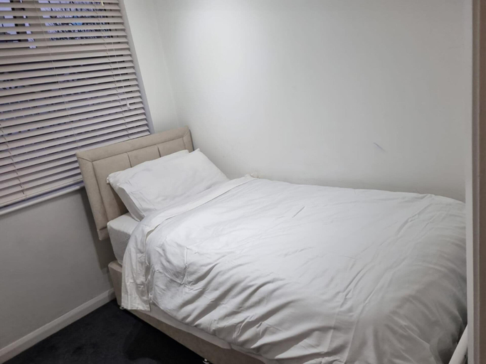 Room 2, Modern 3BD House W/smarttv & Free Parking!, London