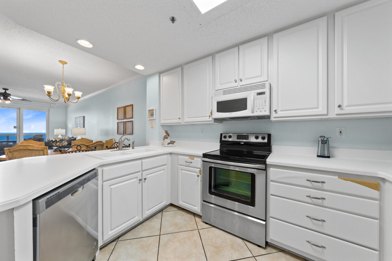 Private kitchen 5, Beautiful Beach Front Condo With Breathtaking Views, Baldwin