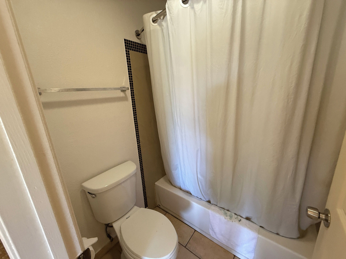 Bathroom 3, Solano Inn Vallejo Napa Valley / Six Flags, Solano