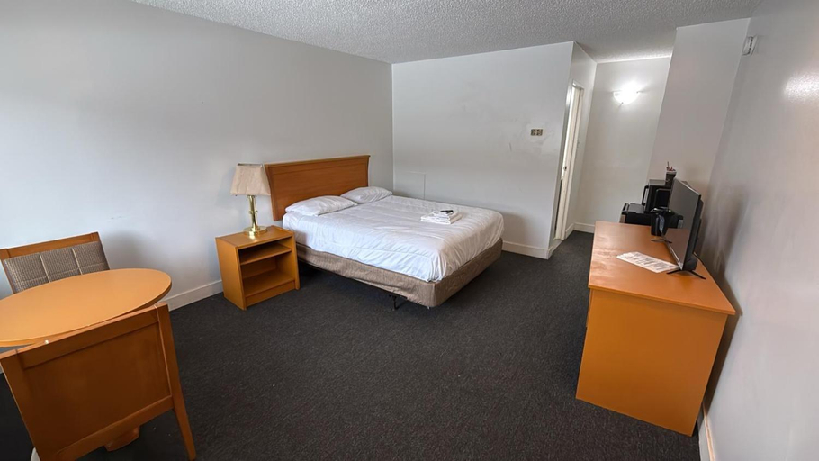 Bedroom 3, Midtown Inn, Division No. 11