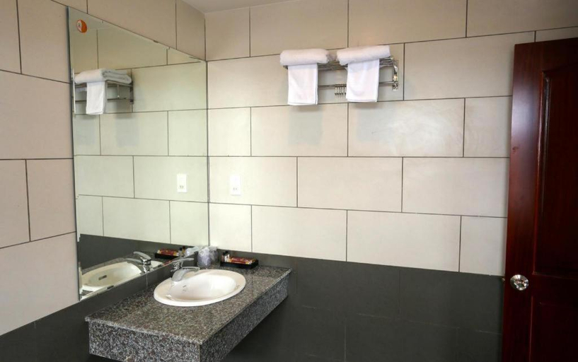 Bathroom, New Palace Bac Lieu Hotel, Bạc Liêu