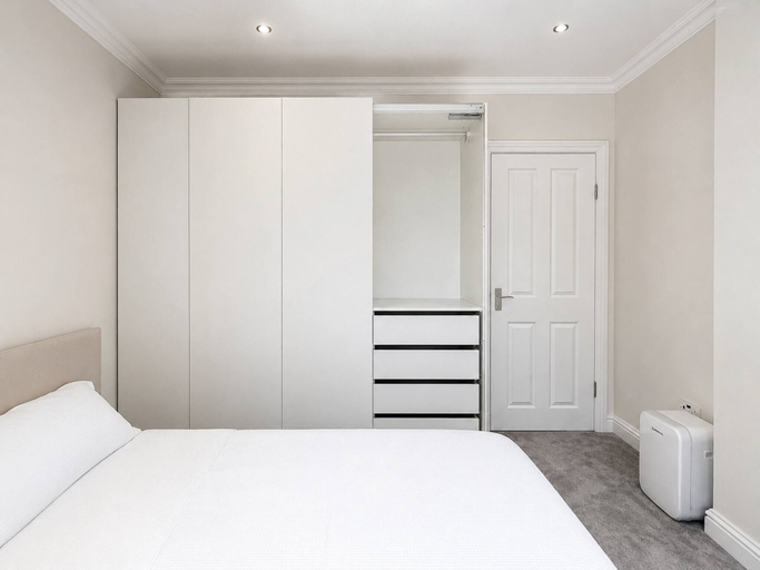 Room 2, Full House - Croydon Centre, London
