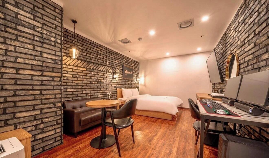 Bedroom 3, Healing Motel, Jung