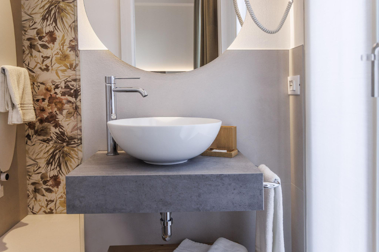 Bathroom 4, Livia, Brescia
