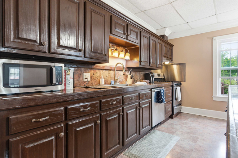 Room 2, Downtown Lafayette 4BR Home With Parking, Lafayette