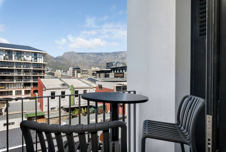Room 2, Stylish 1 Bed Secure Spacious Mountain Views, City of Cape Town