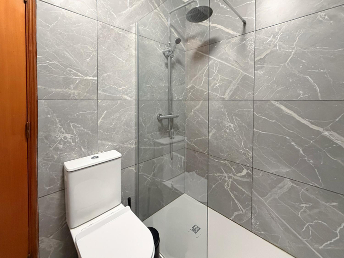 Bathroom 4, Crisgolf Apartments, Loulé