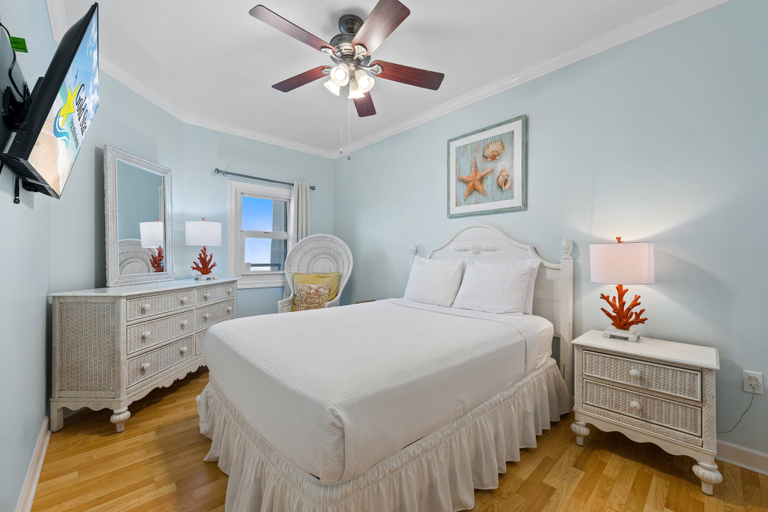 Room 2, Beautiful Beach Front Condo With Breathtaking Views, Baldwin