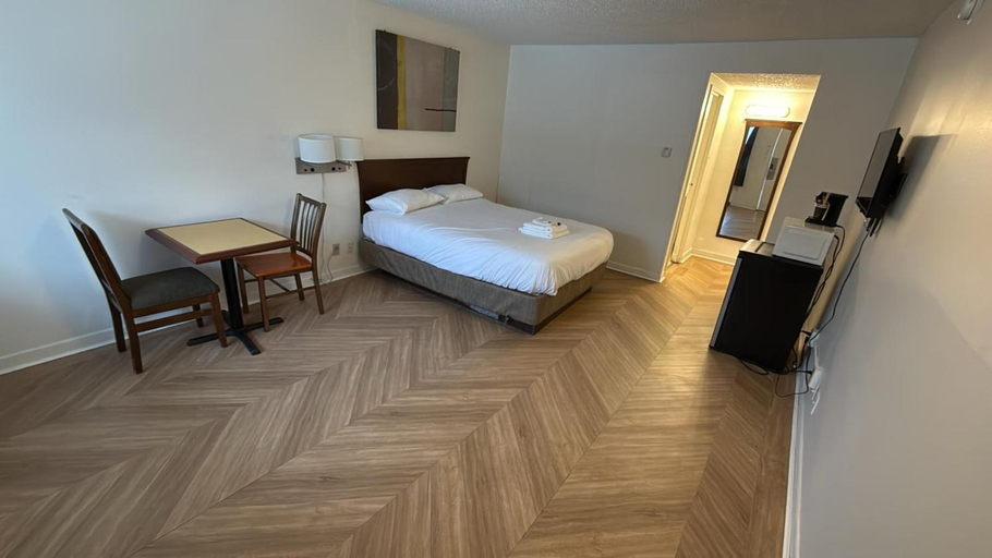 Bedroom 3, Midtown Inn, Division No. 11