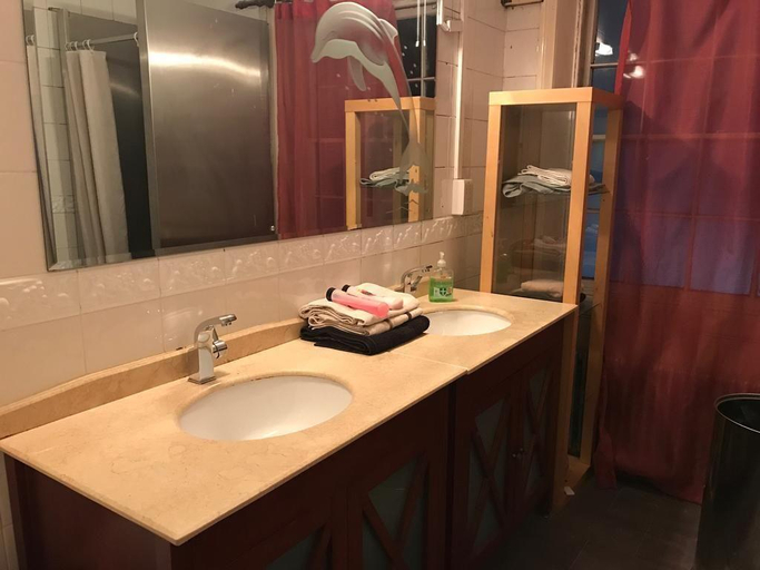 Bathroom 3, Embassie Backpackers, Sefton