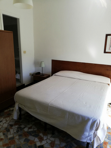 Bedroom 5, Hotel Caprice, Massa Carrara