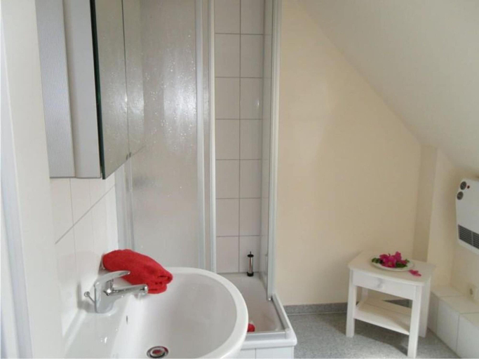 Bathroom 3, Gemutliches Ferienhaus mit Terrasse Nahe dem Muritzsee in Rechlin, Mecklenburgische Seenplatte