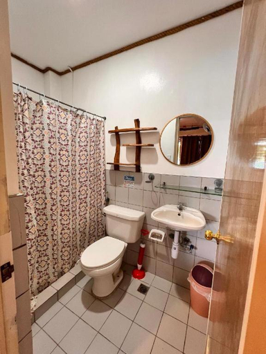Bathroom, Harleys Pub and Hotel, Olongapo City