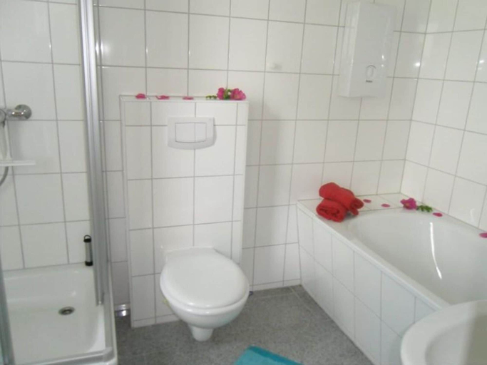 Bathroom 5, Gemutliches Ferienhaus mit Terrasse Nahe dem Muritzsee in Rechlin, Mecklenburgische Seenplatte