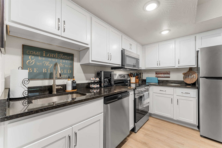 Private kitchen 3, Roark Creek View - Pool & Gym, Taney